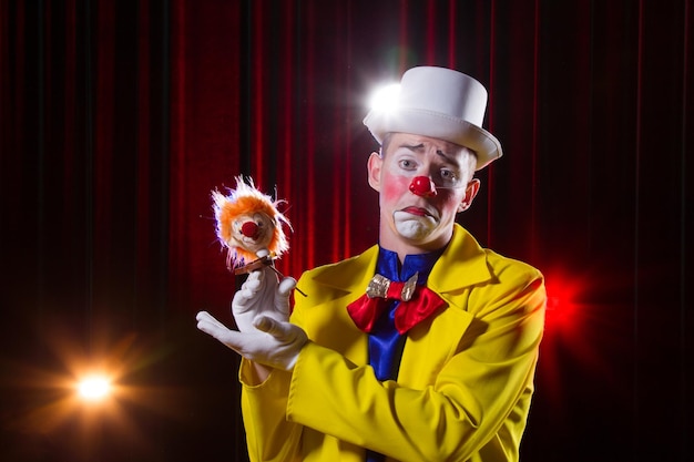 Circus clown esegue il numero Un uomo in un vestito da clown con un giocattolo