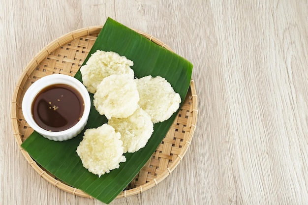 Cireng uno snack salato di West Java Indonesia a base di farina di tapioca servita con salsa piccante