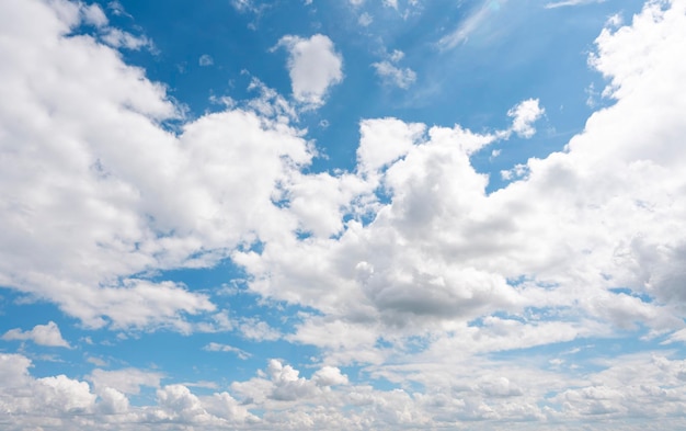 Cirri bianchi nubi piumate contro il cielo nuvoloso blu luminoso della primavera in una giornata di sole in Inghilterra