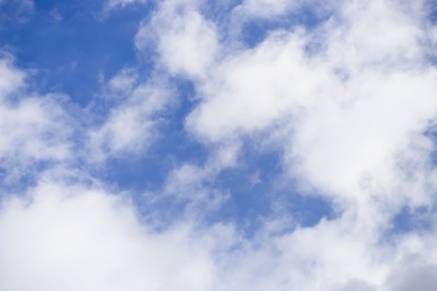 Cirrocumuli sullo sfondo del cielo azzurro