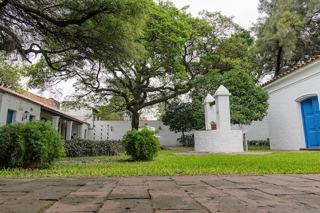 Cisterna nel giardino della storica casa di Tucuman in Argentina