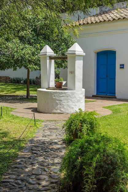 Cisterna nel giardino della storica casa di Tucuman in Argentina