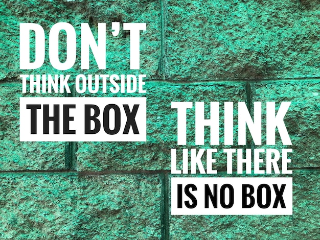 Citazione motivazionale con frase DON39T THINK OUTSIDE THE BOX e THINK LIKE THERE IS NO BOX