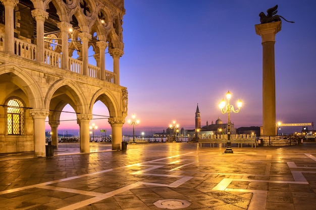 Citiyscape vista di Piazza San Marco all'alba