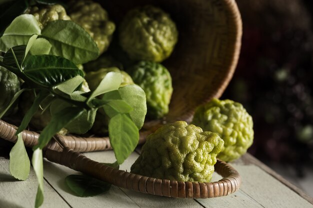 Citrus hystrix in un cestino di rattan