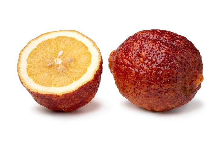 Foto citrus limon rosso fresco intero e dimezzato da vicino su sfondo bianco