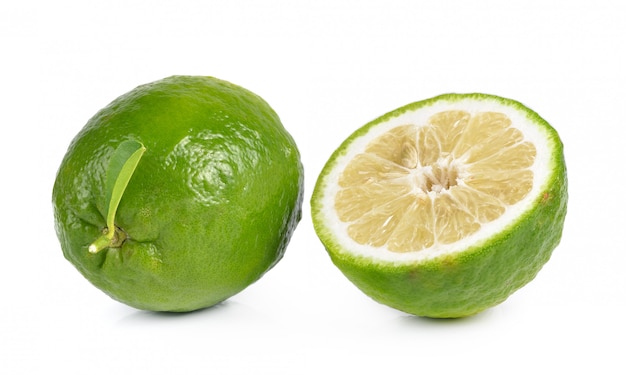 Citrus medica Linn sulla tavola bianca