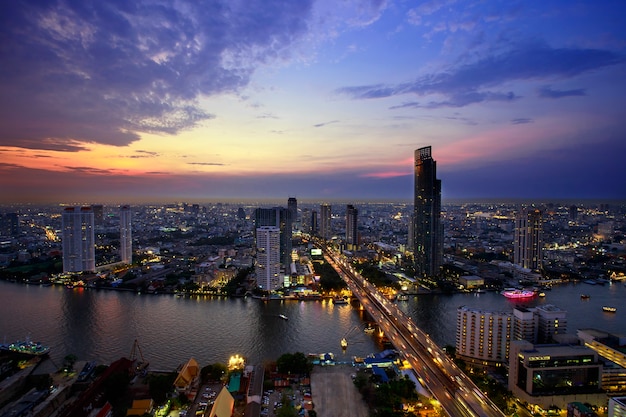 Città a riva del fiume in scena crepuscolare a Bangkok, Thailandia