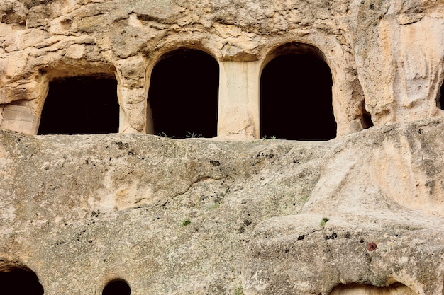 Città antica della caverna Vardzia nelle montagne di Georgia nel Caucaso