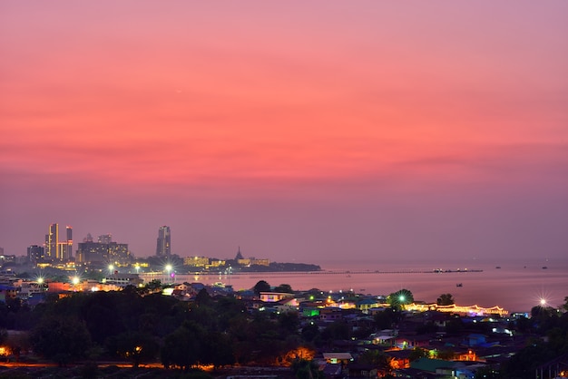 Città balneare alla notte