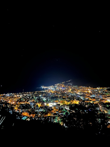 Città che brilla di luci colorate nell'oscurità