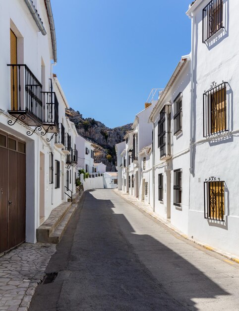 Città collinare dipinta di bianco di Zuheros in Andalusia