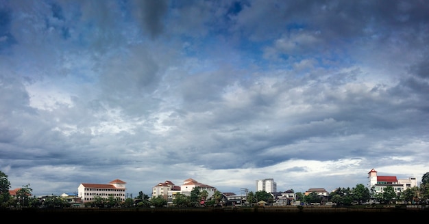 città con e nuvole cielo