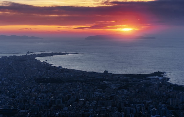 Città con una notte in spiaggia. Sicilia Italia Europa