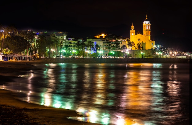 Città costiera di notte con illuminazione sul lungomare