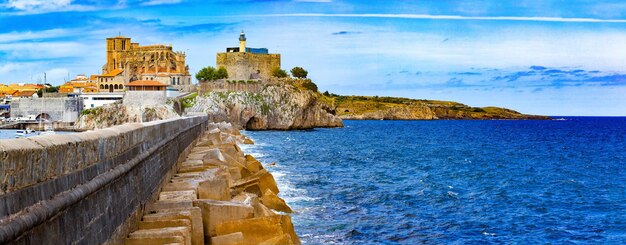 Città costiere della Spagna.Castro Urdiales.Cantabria.Chiesa e faro nel villaggio di scenario