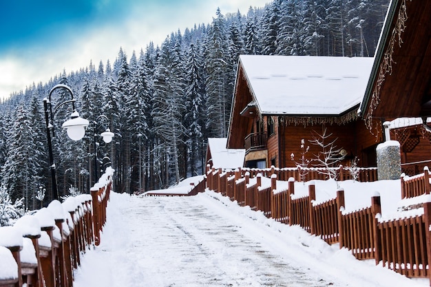 Città d'inverno in montagna