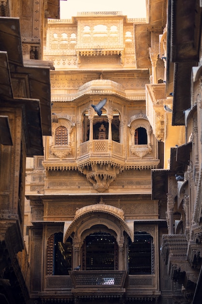 Città d'oro in india la bellissima architettura in stile orientale ospita un palazzo di ornamenti sabbiosi