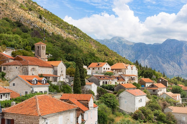 Città dai tetti rossi sulla costa