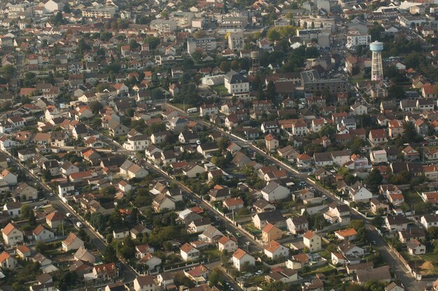 Città dal finestrino di un aereo in volo