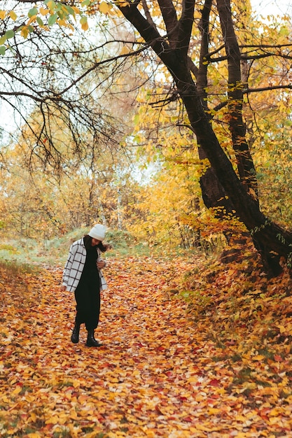 Città del parco della città di autunno della donna felice sullo spazio della copia del fondo