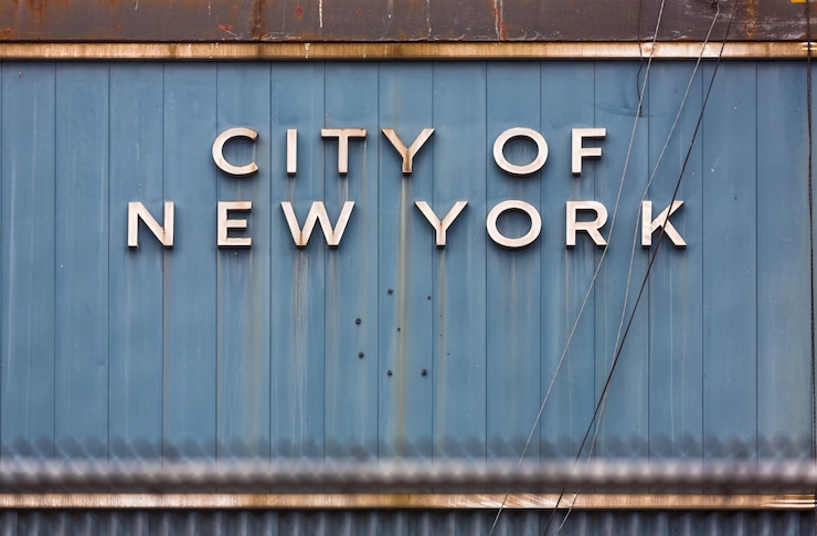 Foto città dell'iscrizione di new york sulla parete del metallo
