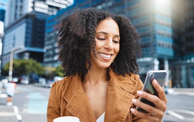 Città della donna nera e sms con il sorriso del telefono o il sole durante l'avventura all'aria aperta in estate Ragazza marciapiede urbano o strada in metropolitana per l'app dei social media e chattare con la felicità vacanza o viaggio