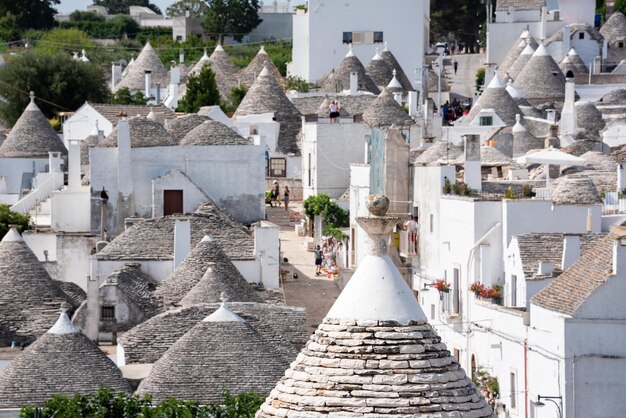 Città di Alberobello in Italia famosa per le sue case hictoric di trullo