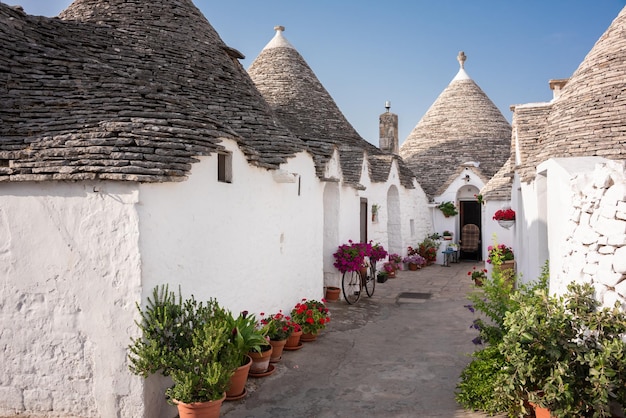 Città di Alberobello in Italia famosa per le sue case hictoric di trullo