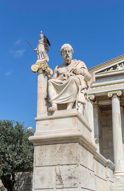Città di Atene Grecia 09292018 Paesaggio urbano Le sculture vicino all'Accademia delle Scienze nella città di Atene in una giornata di sole