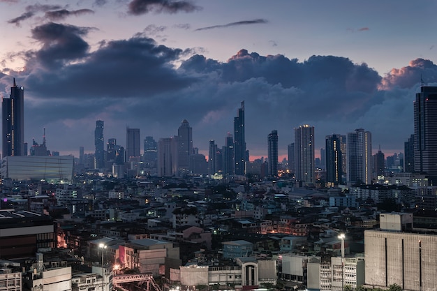 Città di Bangkok con edifici alti nel centro e cielo drammatico all'alba