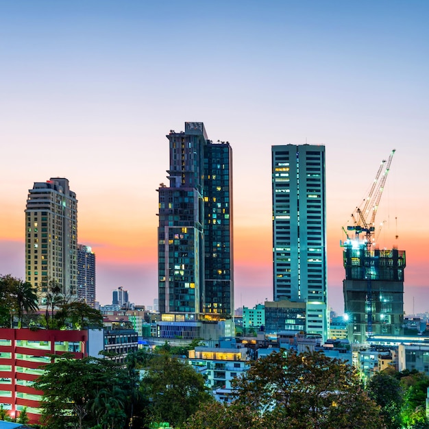 Città di Bangkok di notte skyline di edifici e grattacieli città paesaggio notturno