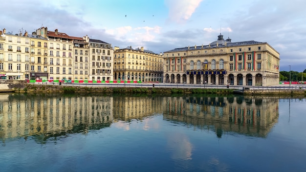 Città di Bayonne in Francia durante la notte con case di architettura tipica e riflessioni sul fiume Adur. Europa.