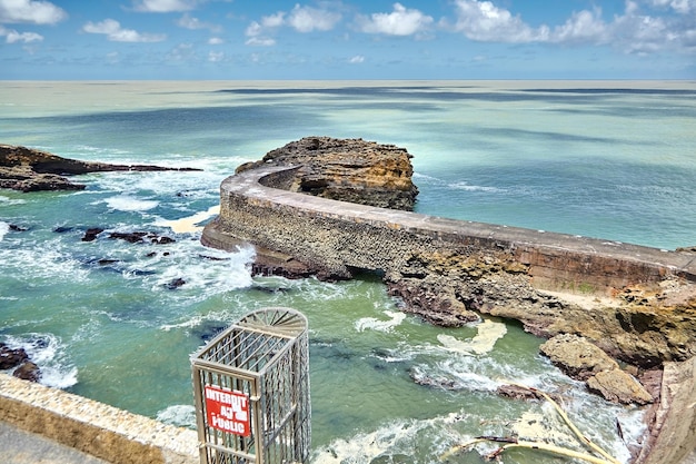 Città di Biarritz Vista sul mare di un vecchio molo in pietra Golfo di Biscaglia costa atlantica Paesi Baschi in Francia