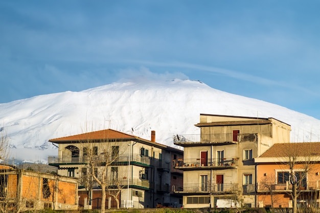 Città di Bronte sotto il vulcano innevato e maestoso dell&#39;Etna