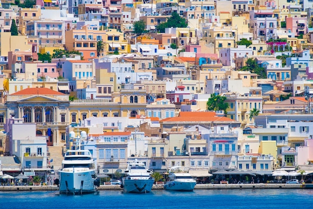 Città di Ermoupolis Grecia Una città sul lato di una montagna Case e strade nell'architettura greca Fotografia per viaggi e avventure Disposizione a cascata di edifici sul pendio