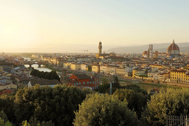 Città di Firenze durante il tramonto dorato, Italia