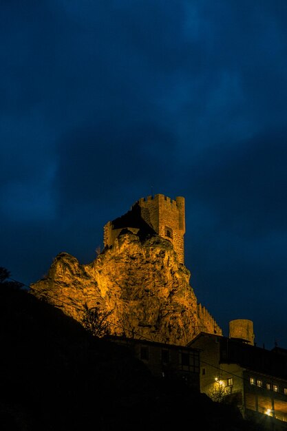 Città di Frias di notte Castello medievale e case illuminate a Burgos Castella e Leon Spagna