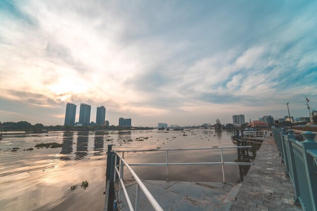 Città di Ho Chi Minh Vietnam 12 FEBBRAIO 2022 skyline con il grattacielo 81 del punto di riferimento un nuovo ponte strallato è in costruzione che collega la penisola di Thu Thiem e il distretto 1 attraverso il fiume Saigon