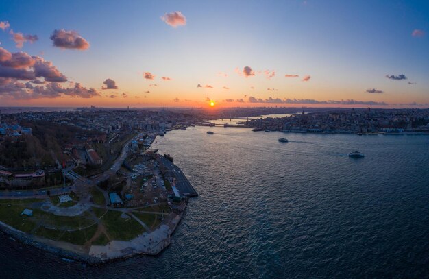 Città di Istanbul al tramonto. Baia del Corno d'Oro e ponte di Galata. Vista aerea.