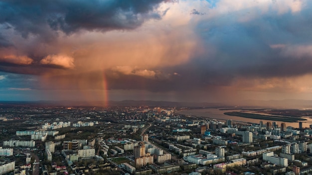 Città di Khabarovsk vista dall'alto tramonto bellissime nuvole sotto la pioggia Foto di alta qualità quality