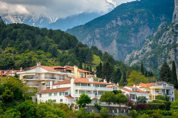 Città di Litohoro vicino al Monte Olimpo in Grecia