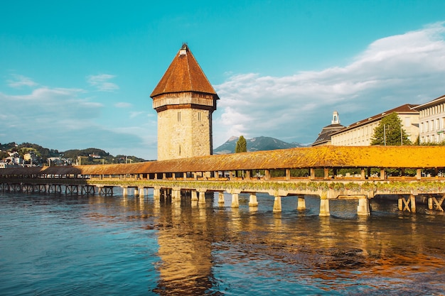 Città di Lucerna nelle Alpi svizzere vecchio ponte di legno coperto sull'argine del fiume e sull'antica torre