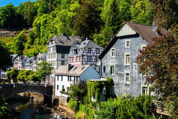 Città di Monschau sopra il fiume rur nel Nord Reno-Vestfalia Germania