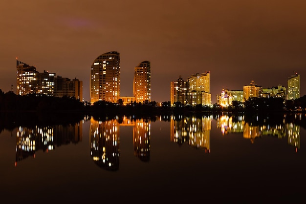 Città di notte con il riflesso delle case nel fiume