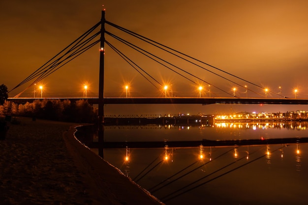 Città di notte con il riflesso delle case nel fiume