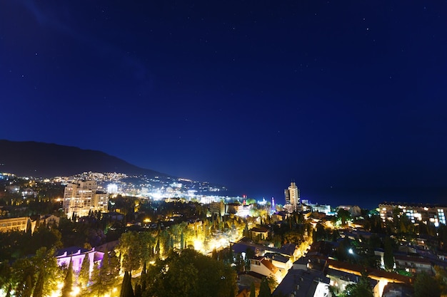 Città di notte vicino al mare russia mar nero yalta