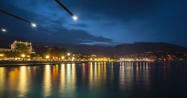 Città di notte vicino al mare Ucraina Yalta