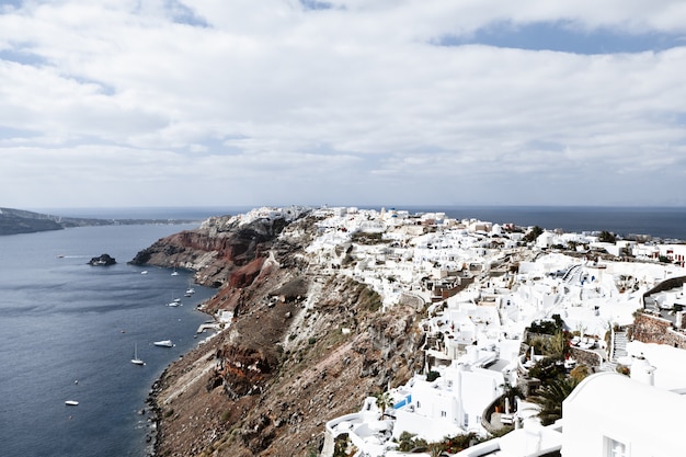 Città di Oia sull'isola di Santorini, in Grecia. Vista delle case bianche tradizionali, fuoco selettivo