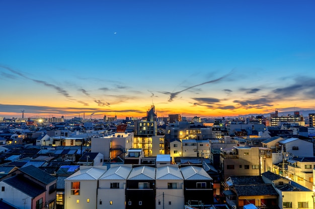 Città di Osaka la sera prima del tramonto